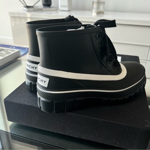 GIVENCHY BLACK GLASTON FLAT LACE-UP LEATHER ANKLE BOOTS - Picture 6 of 8